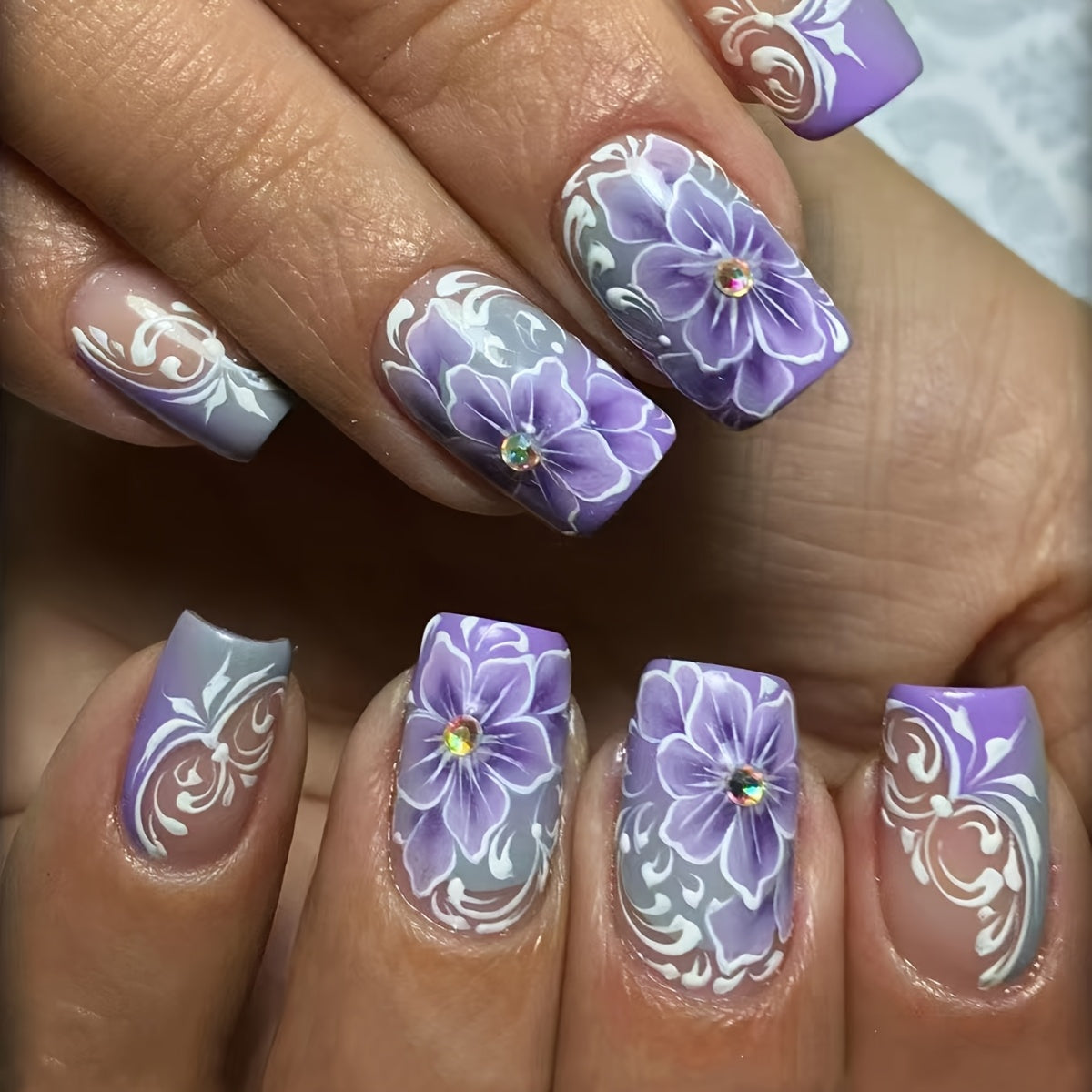 24pcs Short Square Full Coverage Glossy Artificial Nail&Nail File & Backing Gel Manicure Set, Vintage White European Lines Romantic Purple Flower 3D Rhinestone Design Fake Nails, College Style, Suitable for Daily Wear