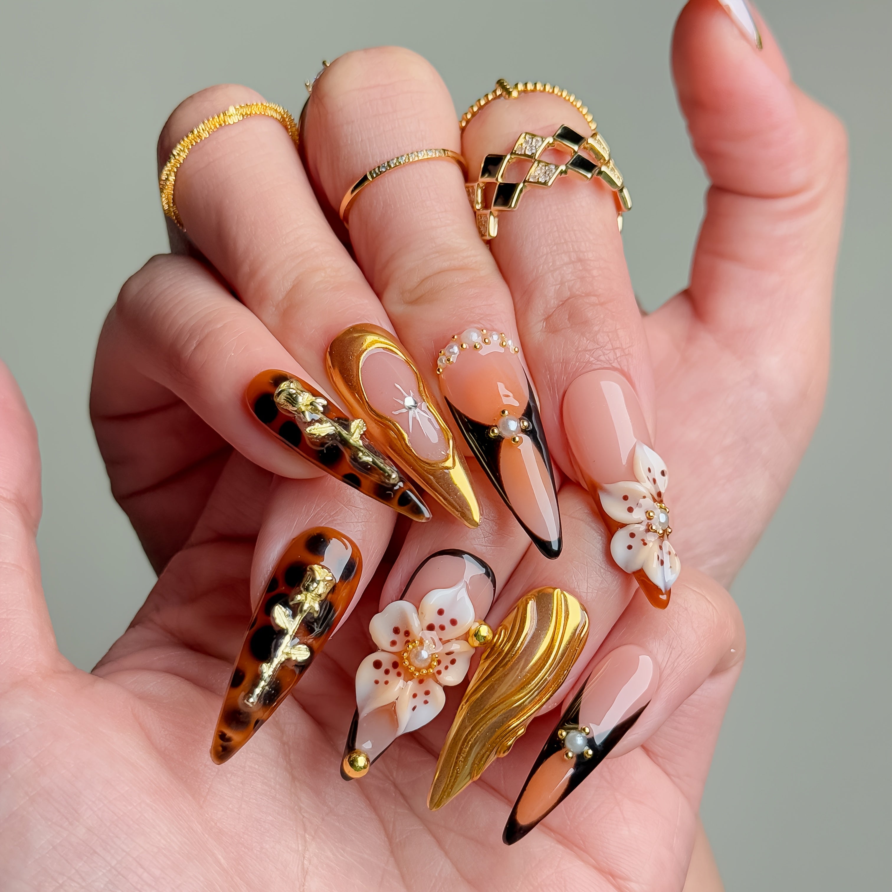 [Luxury Press-On Nails] Luxury Handmade Press-On Nails: Elegant Golden and Floral Motifs with Leopard Accents
