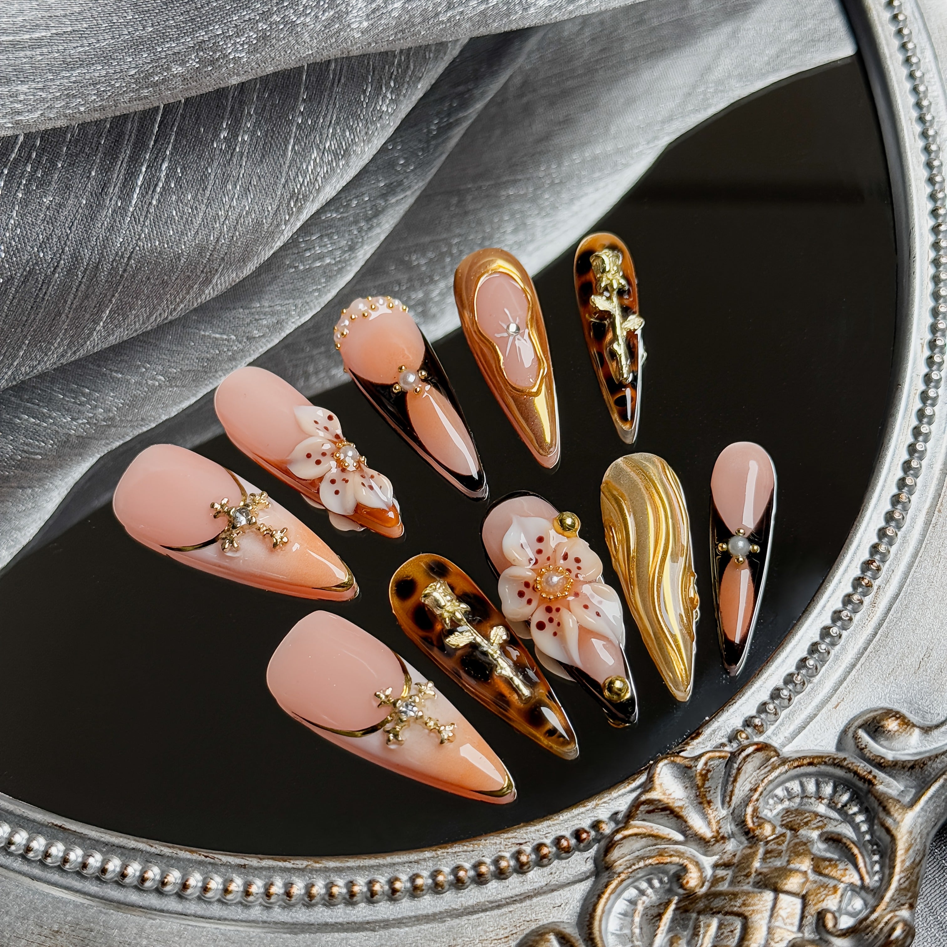 [Luxury Press-On Nails] Luxury Handmade Press-On Nails: Elegant Golden and Floral Motifs with Leopard Accents